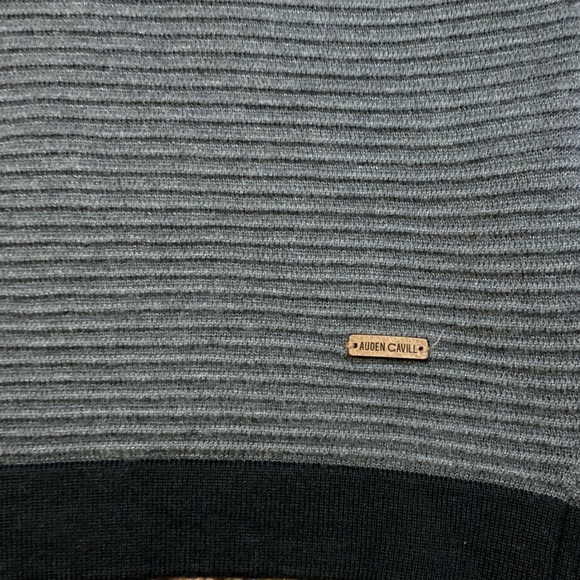Auden Cavill sweater great condition size small - Picture 2 of 4